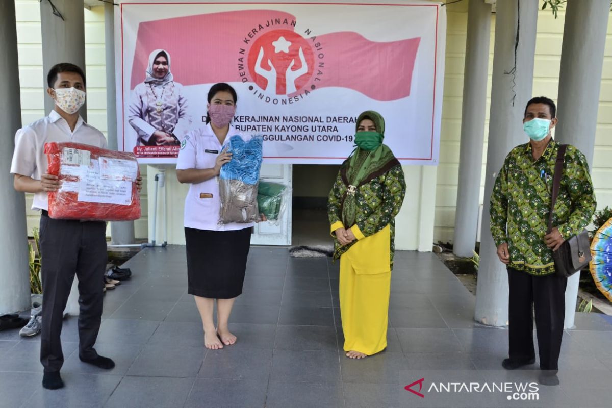 Dekranasda Kayong Utara serahkan APD untuk tim medis