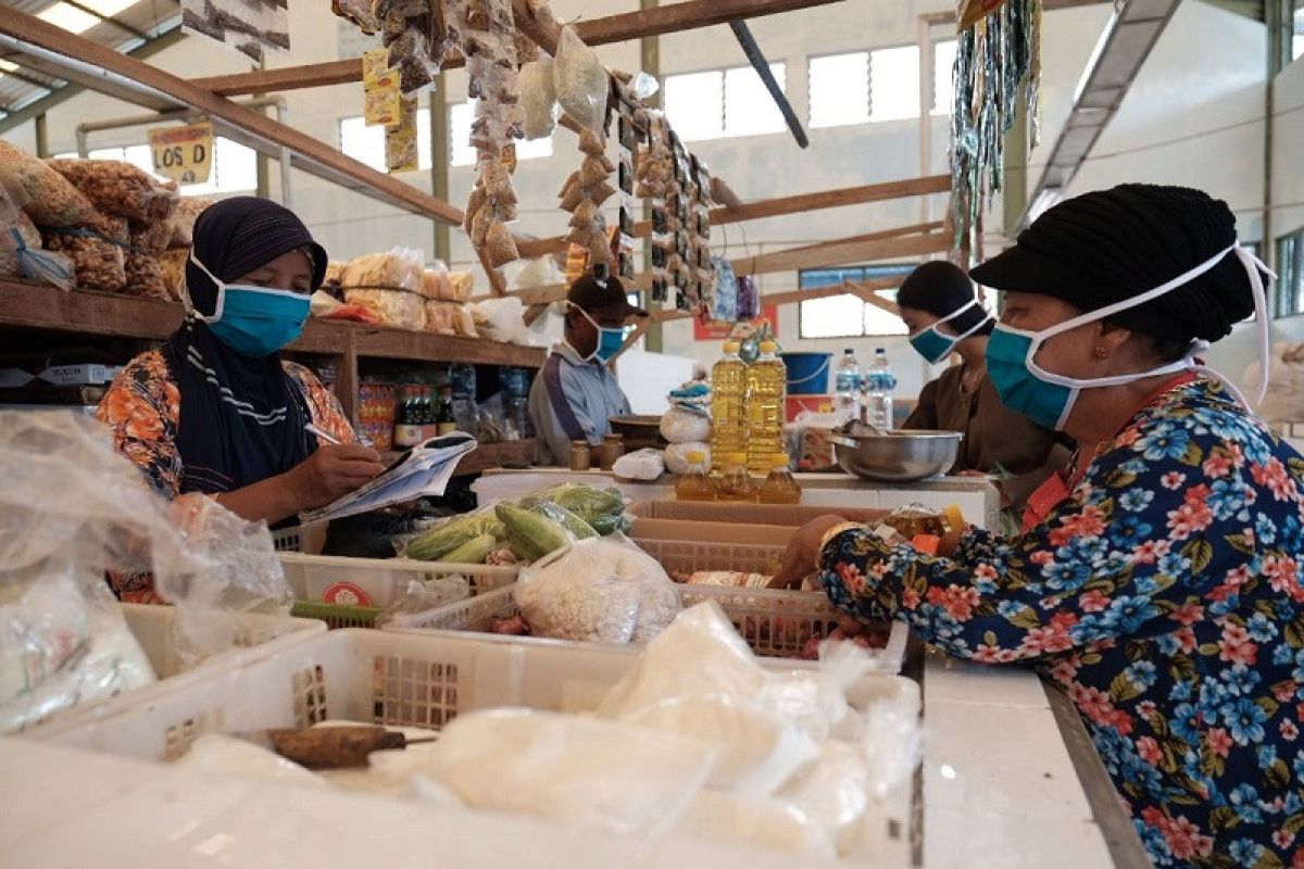 PT Semen Gresik ajak  pedagang pasar di Rembang selalu gunakan masker