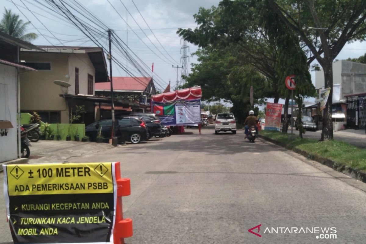 Mulai hari ini, seluruh angkutan darat dilarang keluar-masuk Sumbar, melanggar dikenai sanksi hukum