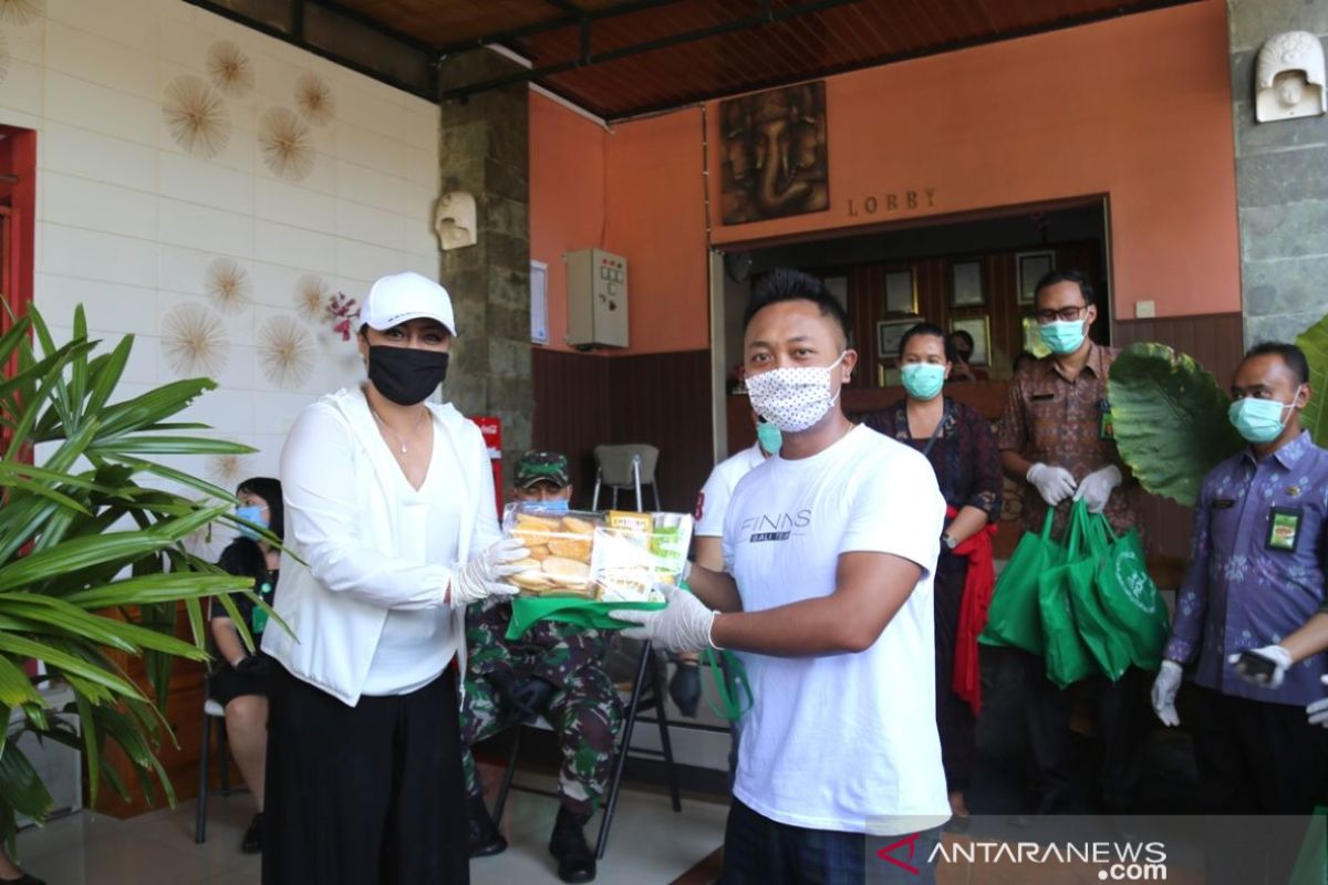 Bupati Tabanan bagikan paket vitamin kepada pekerja migran