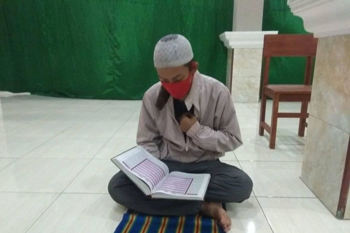 Peserta tadarus Masjid Persis Rangkasbitung diwajibkan menggunakan masker