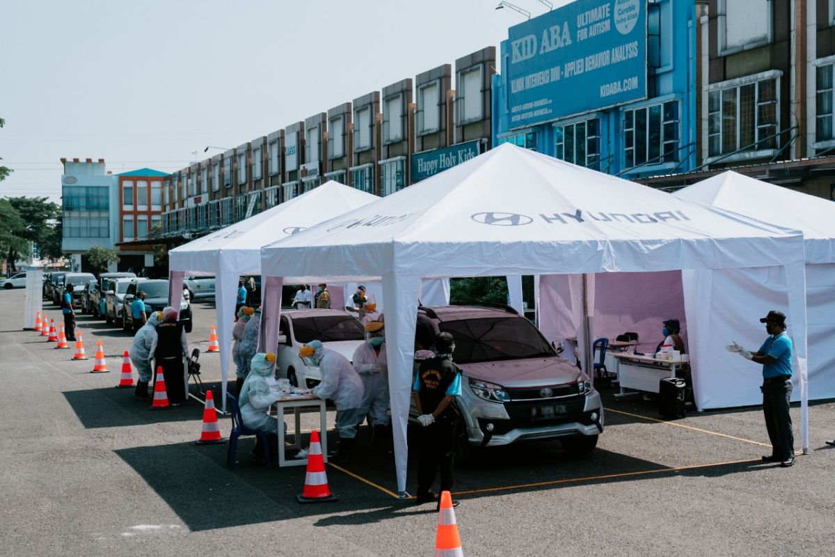 Hyundai donates 10,000 PPE sets for West Java's medical workers