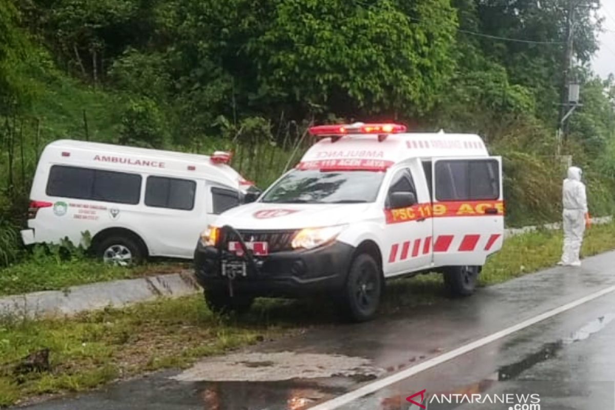 Ambulans pembawa pasien COVID-19 asal Aceh Barat Daya kecelakaan di Aceh Jaya