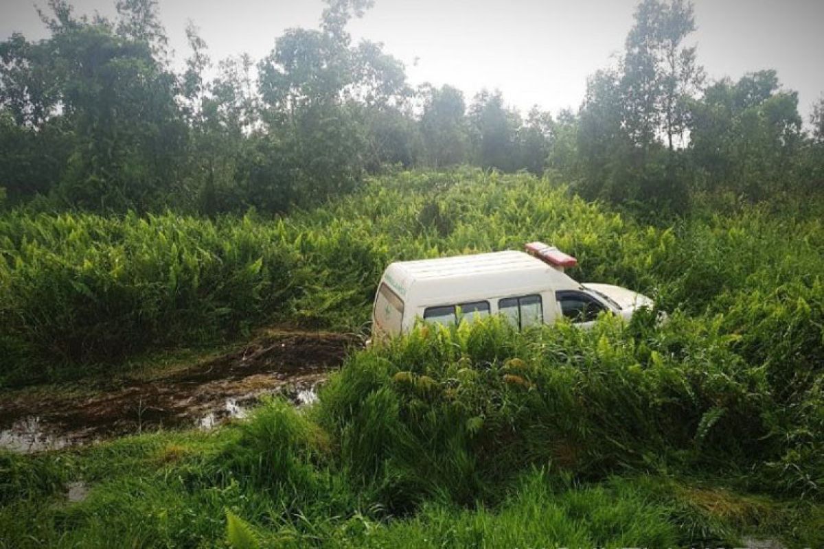 Ambulans bawa pasien COVID-19 terjun ke parit di Kotawaringin Timur