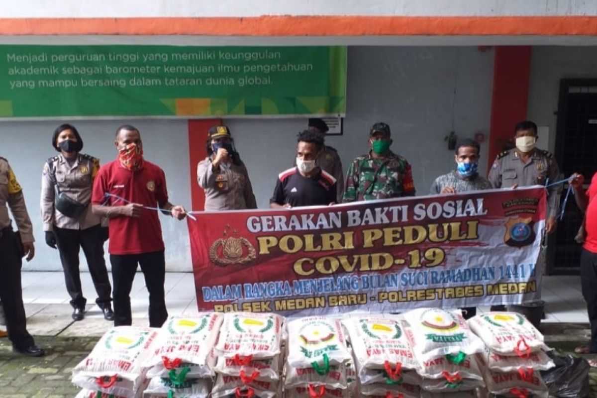 Polisi bantu sembako untuk mahasiswa Papua dan panti asuhan di Medan