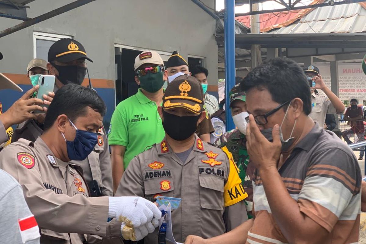 Kapolres Bangka Barat cek pelaksanaan larangan mudik di Pelabuhan Tanjungkalian