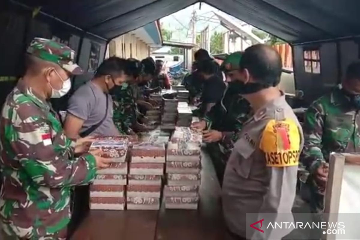 TNI-Polri di Kepulauan Sangihe buka dapur umum untuk masyarakat