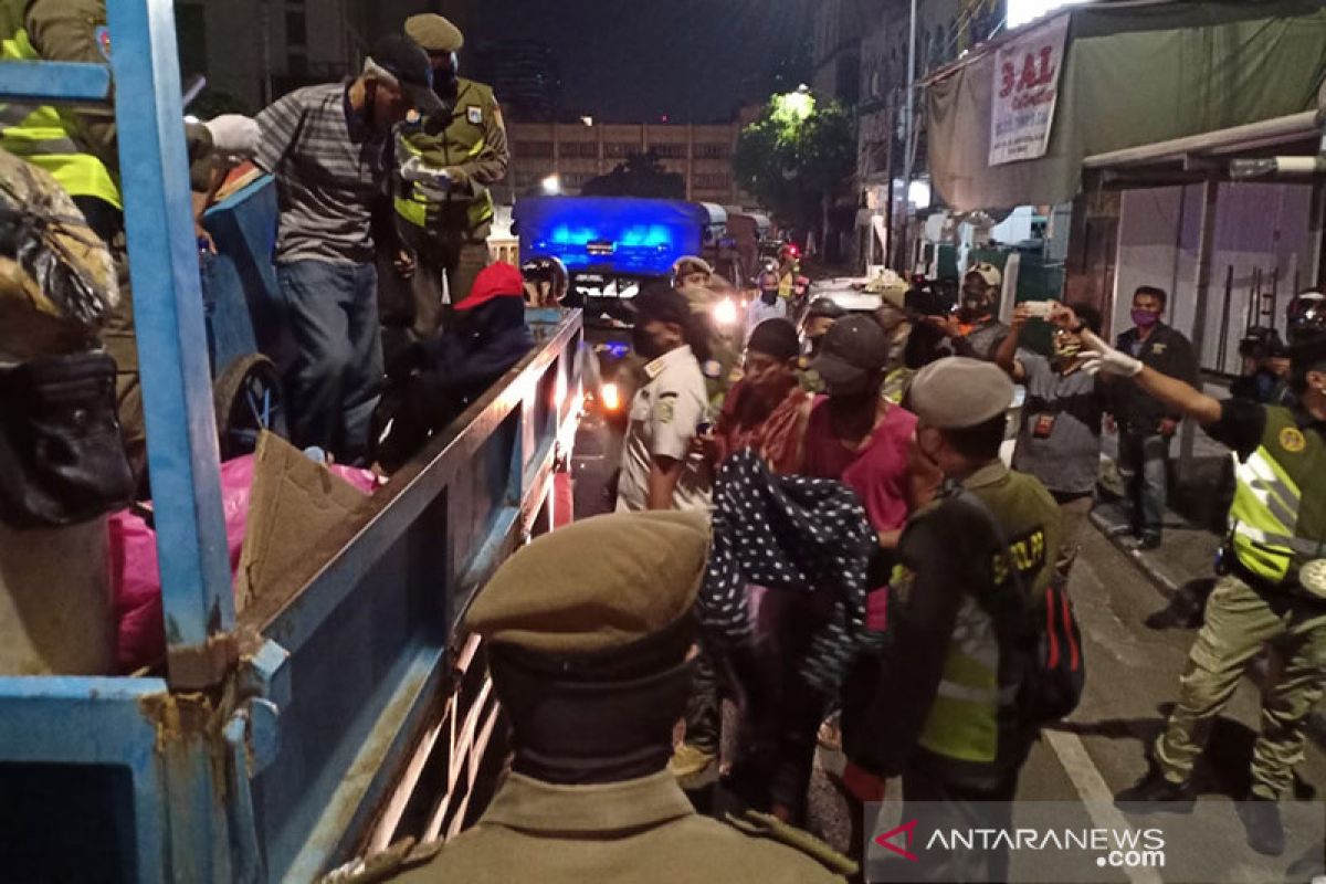 Pemkot Jakpus tampung 55 tunawisma Tanah Abang  di GOR Karet Tengsin