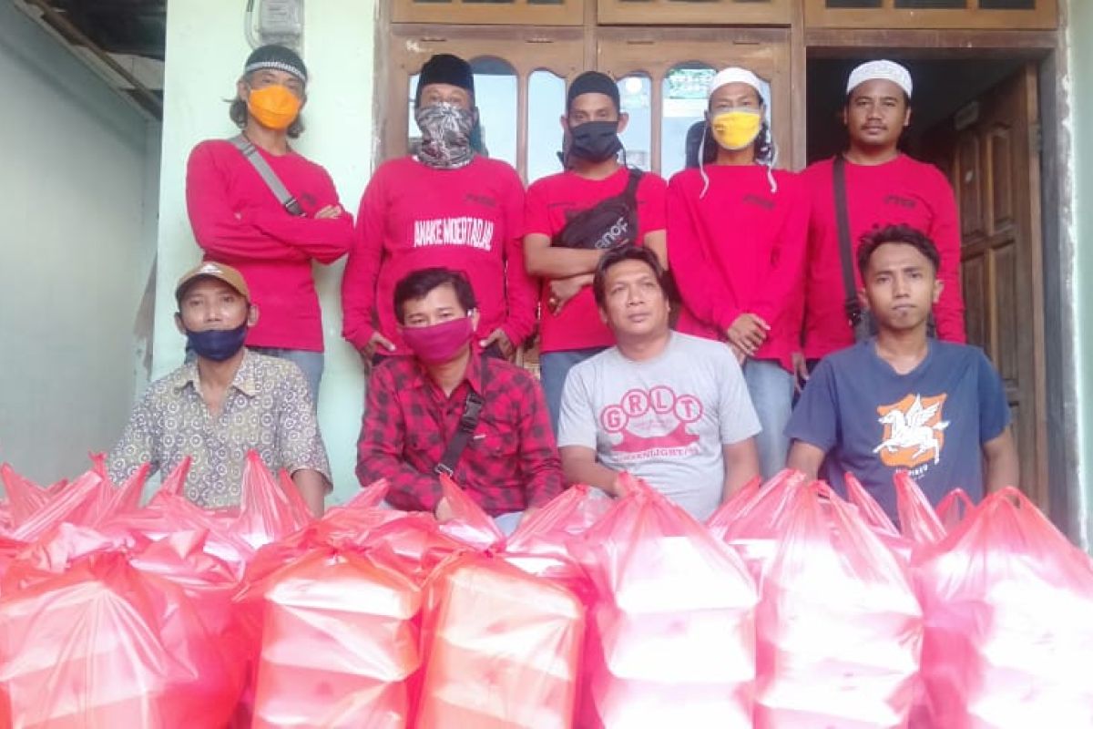 Pemkab Situbondo libatkan pengamen distribusikan nasi kotak ke warga terdampak COVID-19