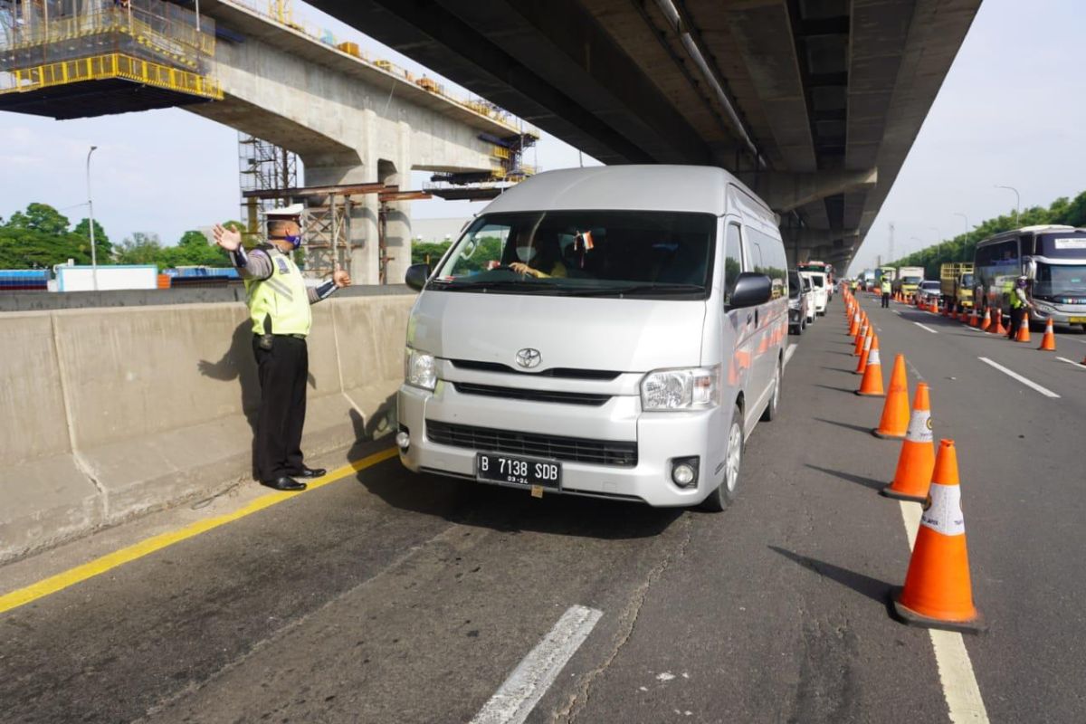 Petugas penyekatan tol mengawasi plat nomor hingga kartu karyawan