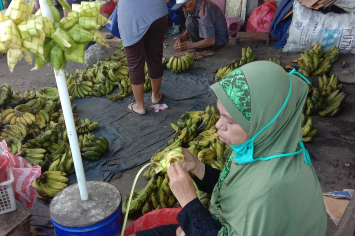 Pedagang anyaman ketupat di Kota Ambon panen rejeki