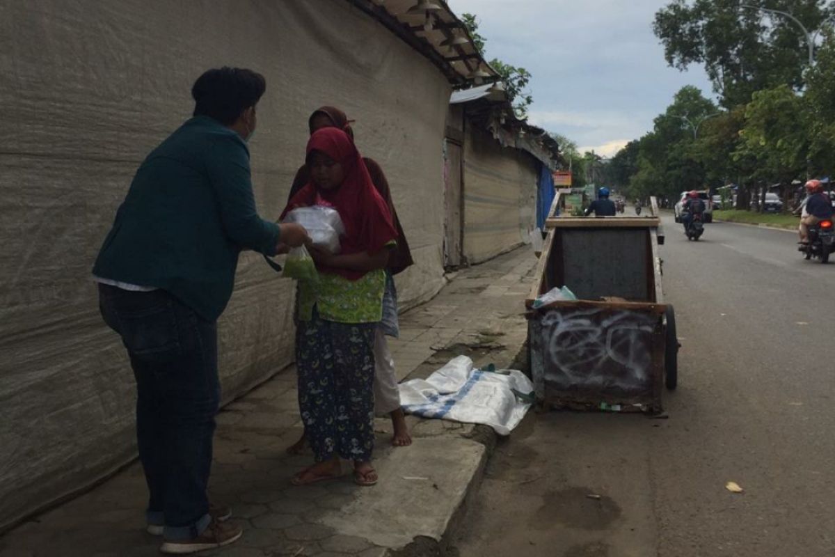 Himakta Unila bagikan masker dan makanan