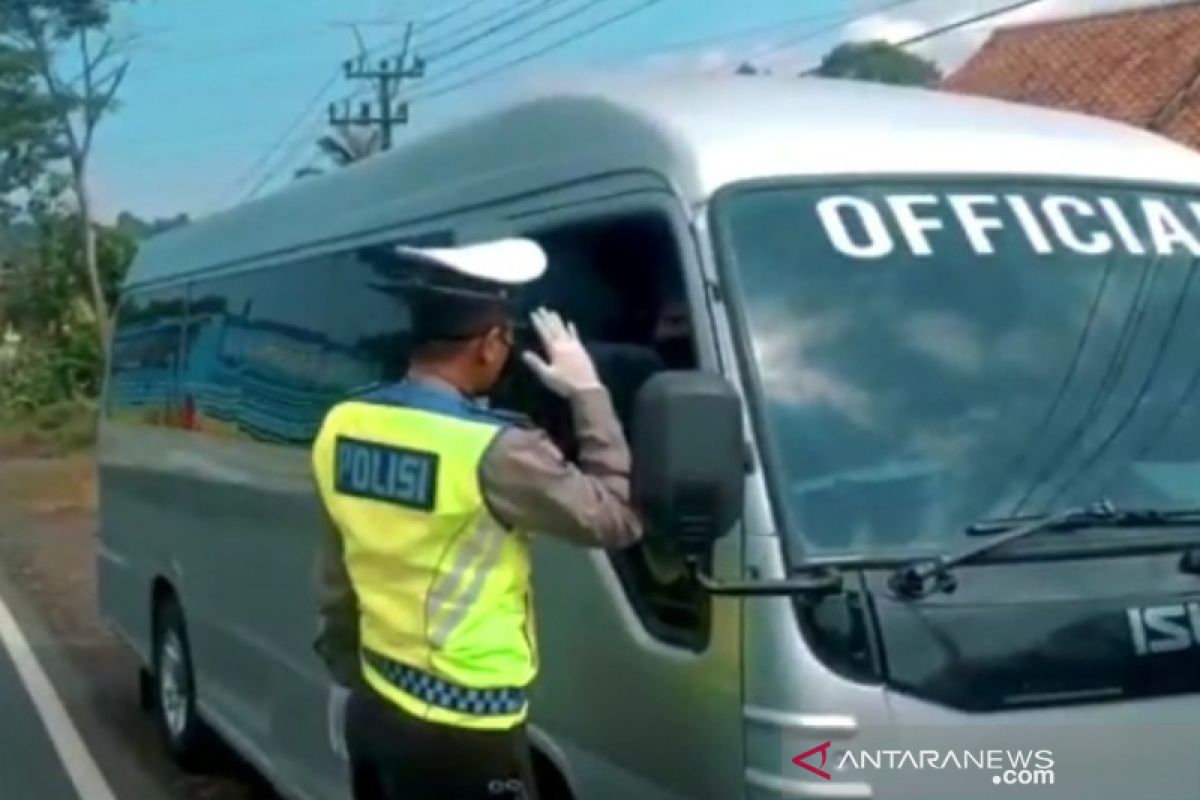 Polisi paksa putar arahkan kendaraan pemudik di Garut