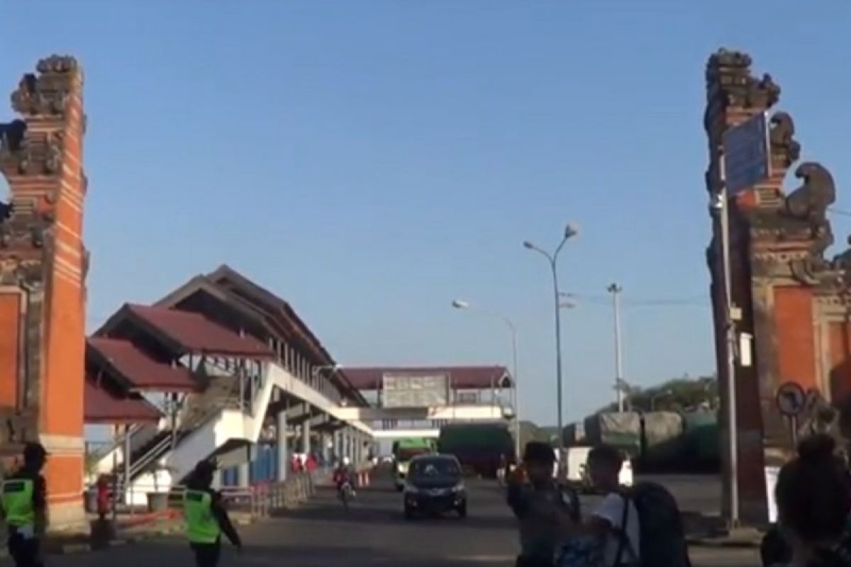 Pelabuhan Padangbai hanya izinkan akses transportasi warga ter-PHK