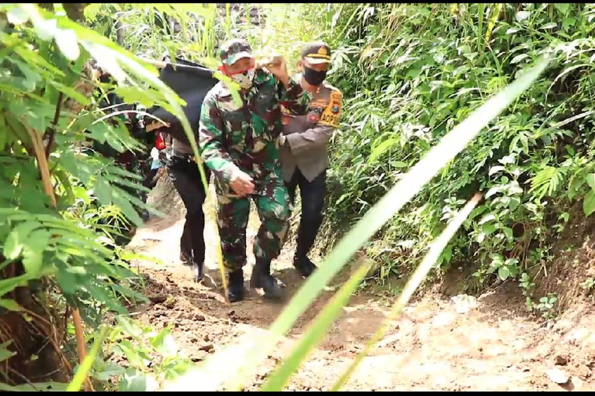 Di Trenggalek, Polri-TNI salurkan 10 ton sembako ke daerah pelosok