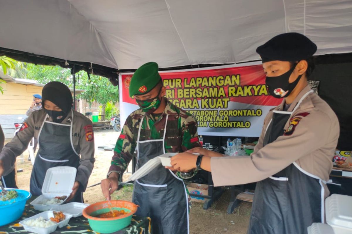 Korem 133 dan Polda Gorontalo bagikan makanan buka puasa