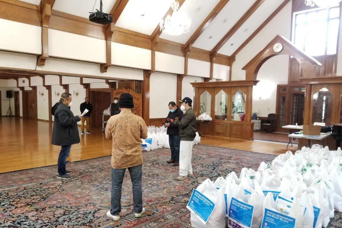 Indonesian Embassy delivers basic-needs packages to Indonesians in US