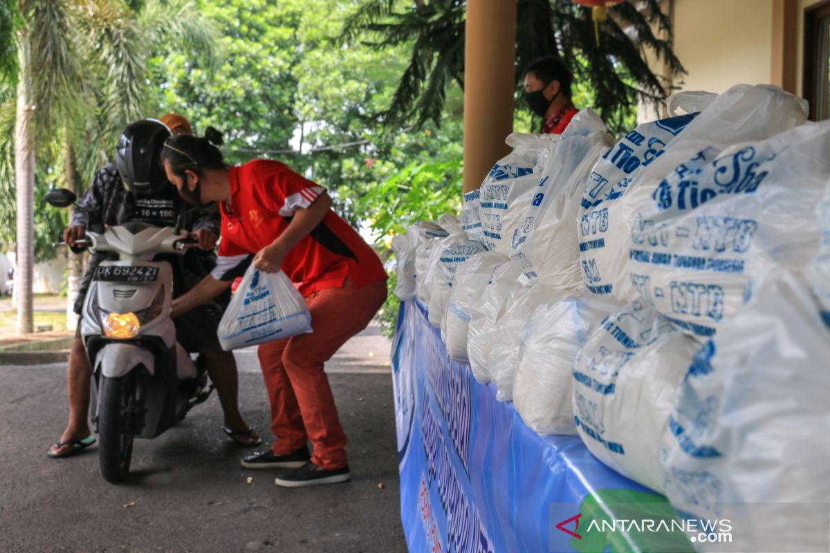 PKL di Mataram menerima bantuan bahan pokok