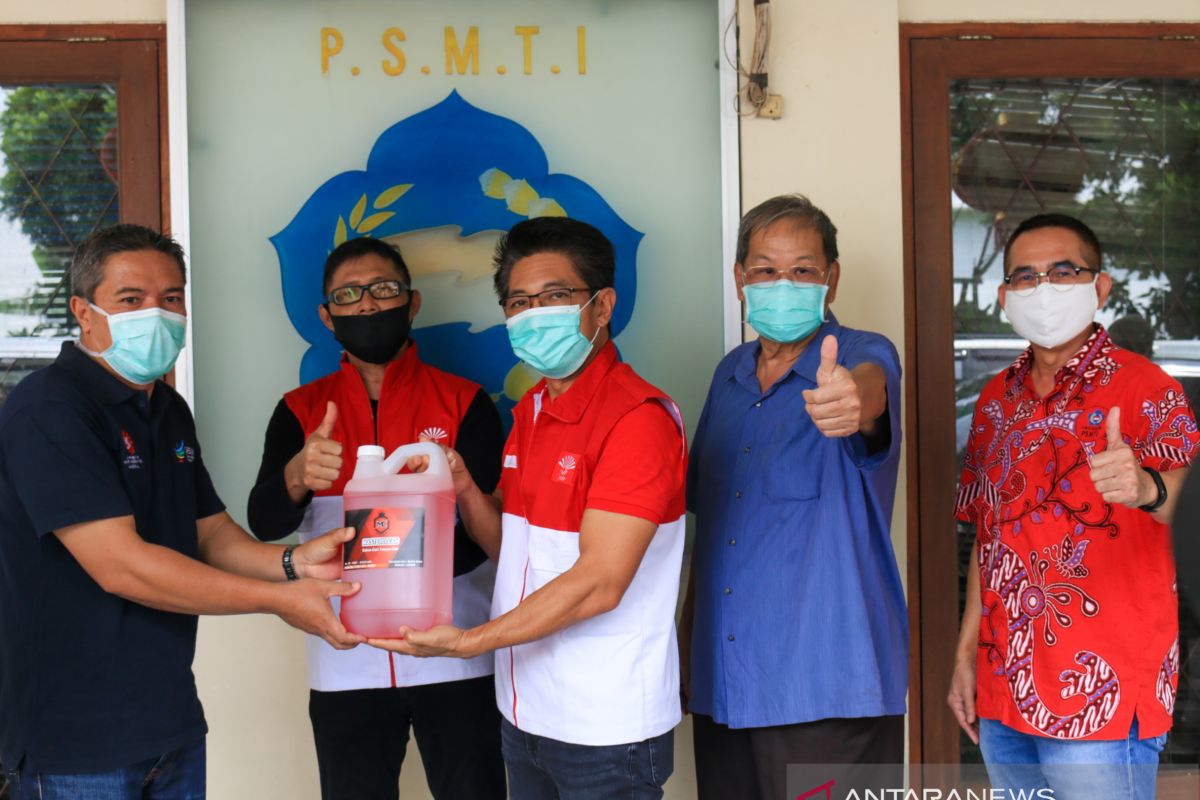 Puskesmas Tanjung Karang menerima bantuan APD dari warga Tionghoa