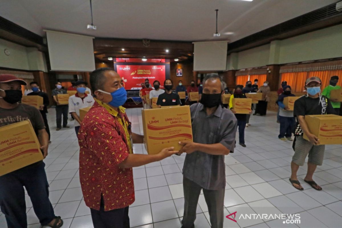 UMM bagikan ribuan paket sembako untuk mahasiswa dan warga sekitar kampus