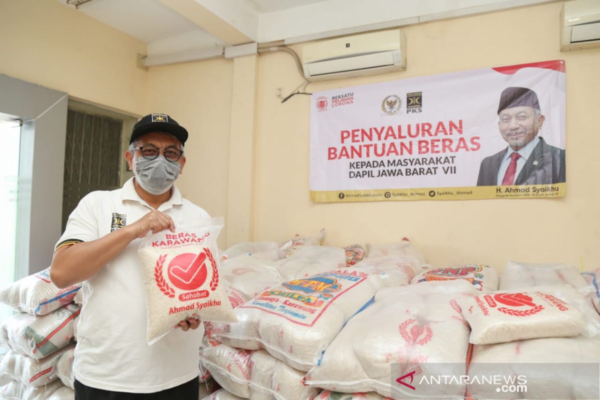 Ahmad Syaikhu salurkan bantuan beras untuk warga terdampak COVID-19 di Jabar