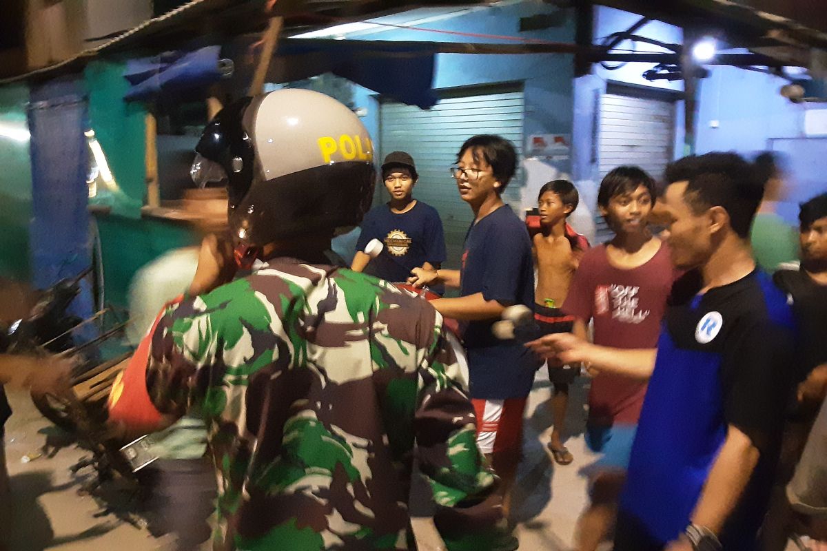 Petugas gabungan membubarkan kerumunan remaja di Muara Angke