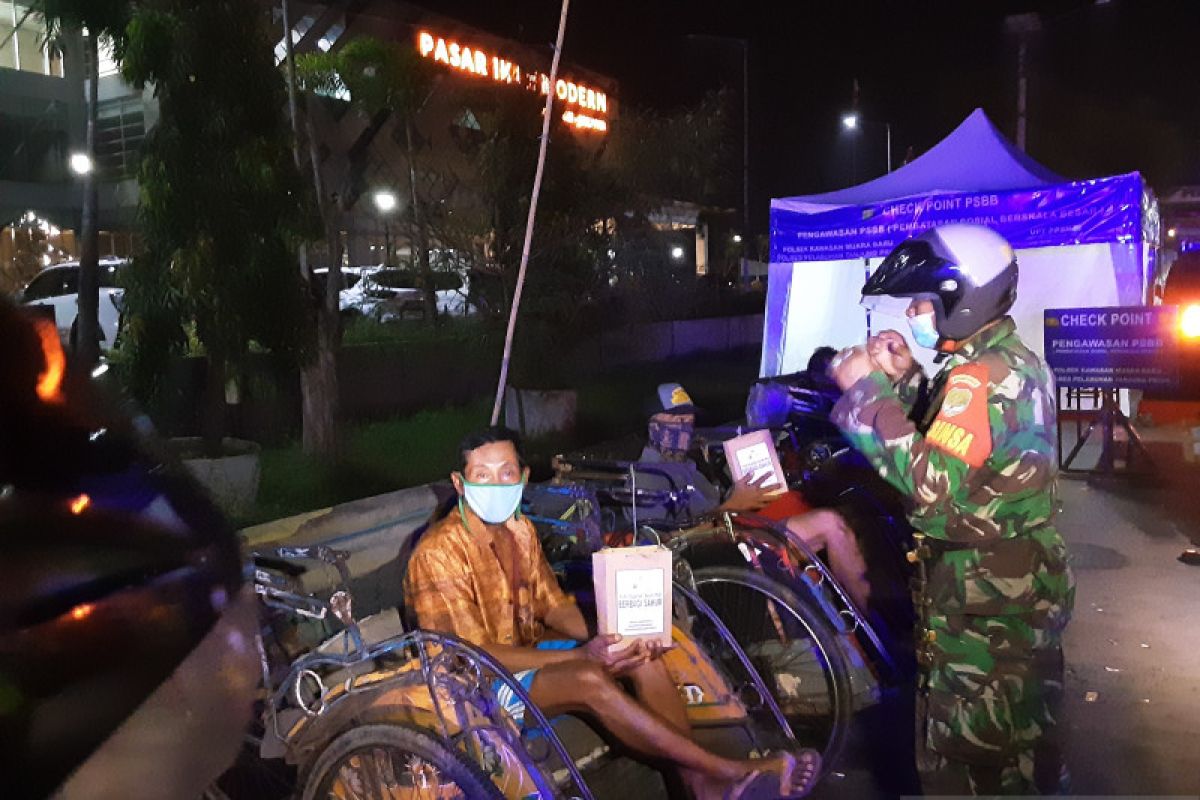 Petugas gabungan bagikan makanan sahur di Kamal Muara