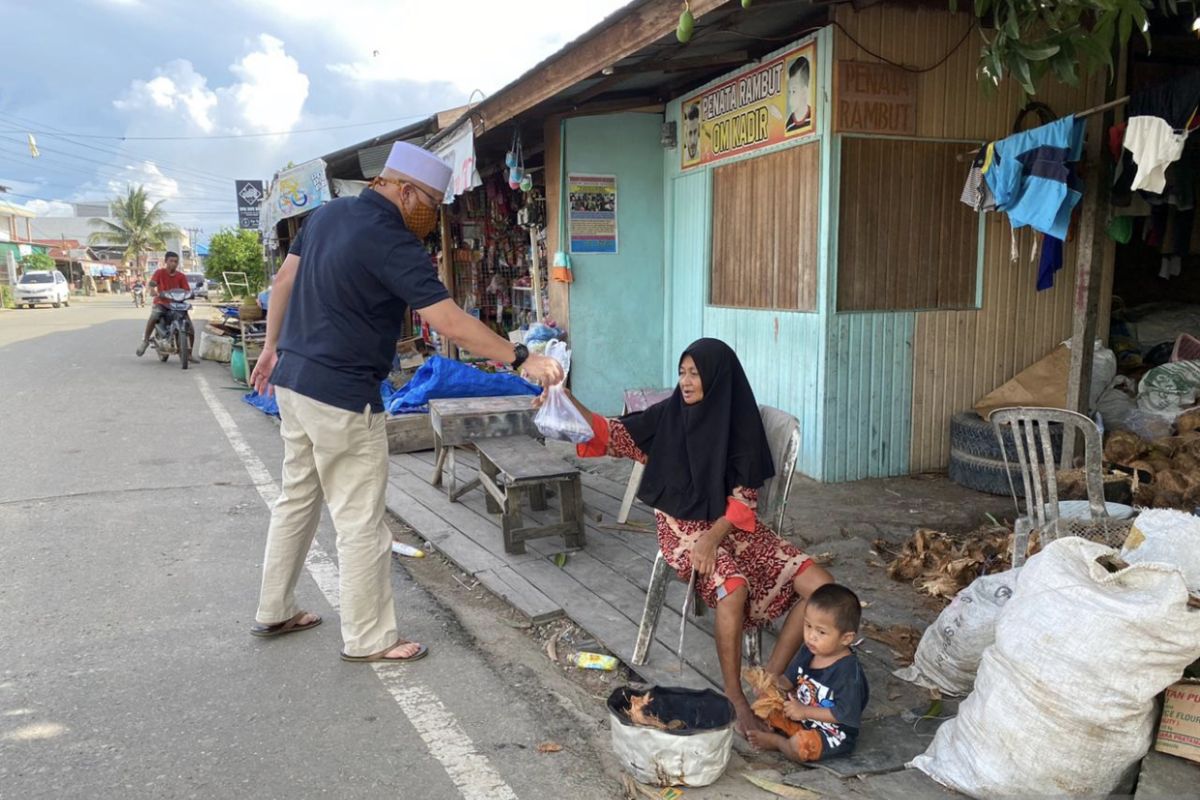 Wakil Bupati Berau berkeliling rumah warga berbagi takjil