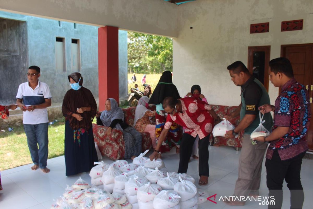 Ketua DPRD Gorontalo salurkan sembako bagi warga terdampak COVID-19