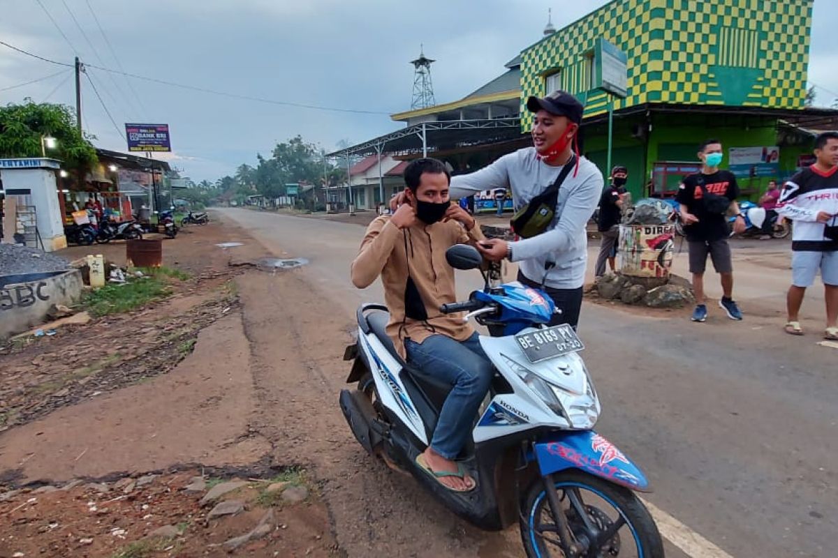 Komunitas "MARGA TIGA Bike Comunity" bagi masker cegah penularan COVID-19