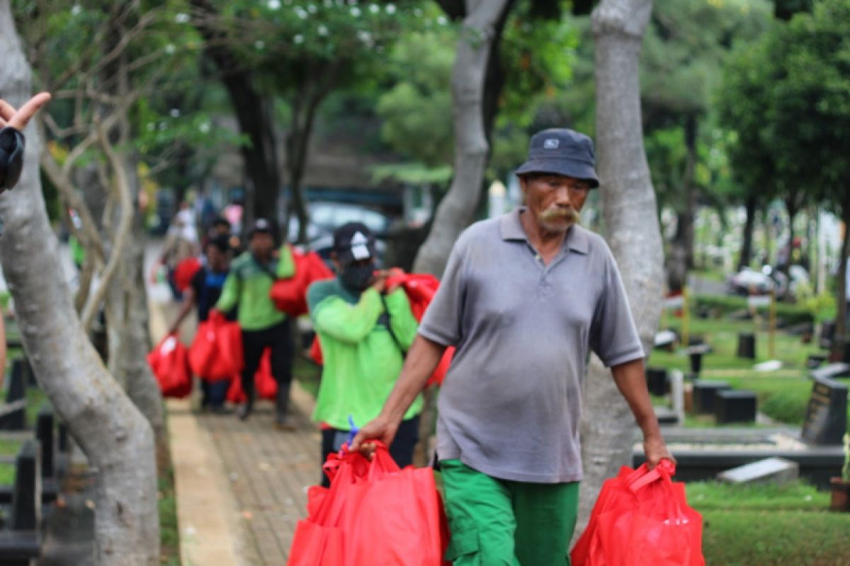 Penggali kubur di Jakarta peroleh bantuan sembako