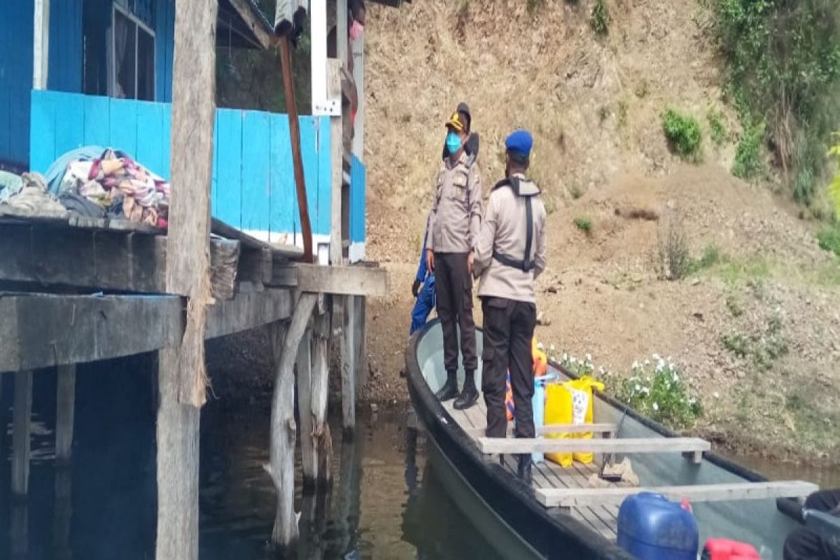 Polres Jayapura bagikan sembako warga tepi Danau Sentani terdampak COVID-19