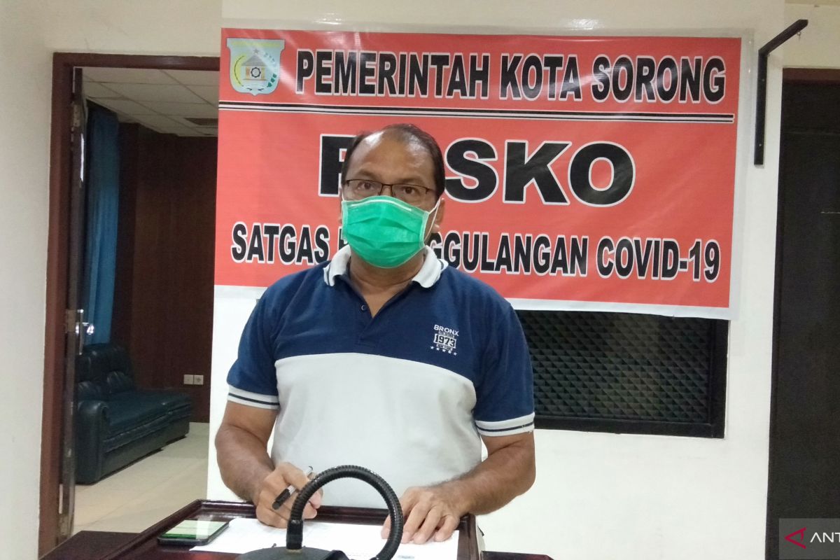 Tim evakuasi satu keluarga positif terjangkit wabah COVID-19 di Sorong