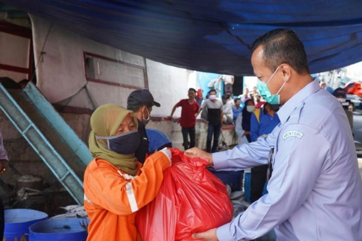 Selama pandemi, KKP bagikan ikan segar sebagai sumber protein