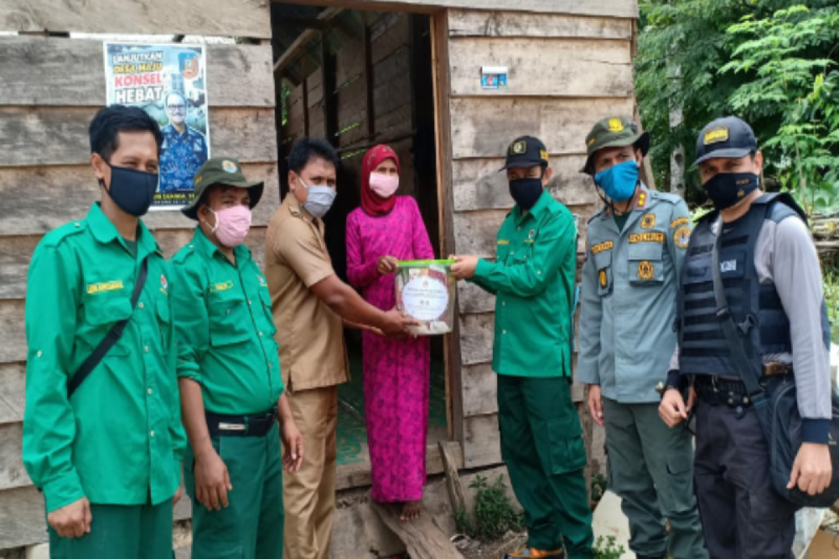 BKSDA Sulawesi Tenggara berbagi sembako pada warga terdampak COVID-19