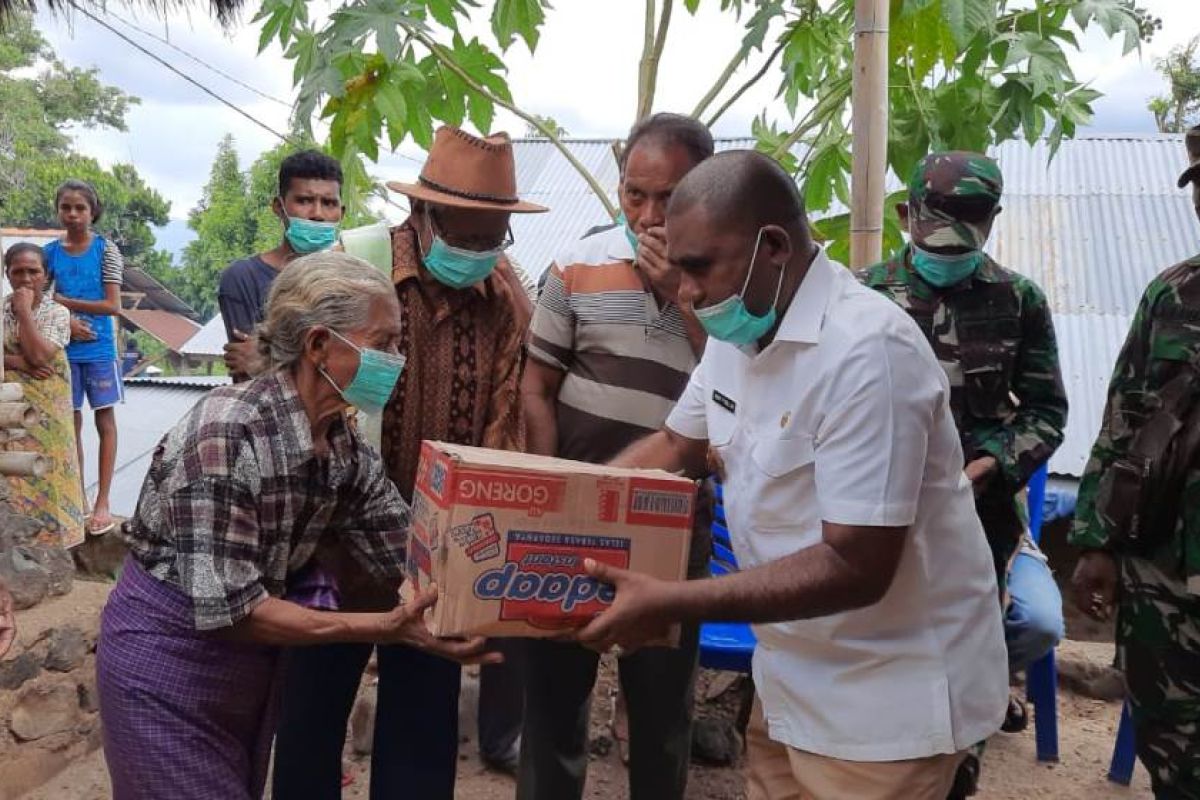 Korban perang antarsuku di Adonara terima bantuan dari Pemkab Flores Timur