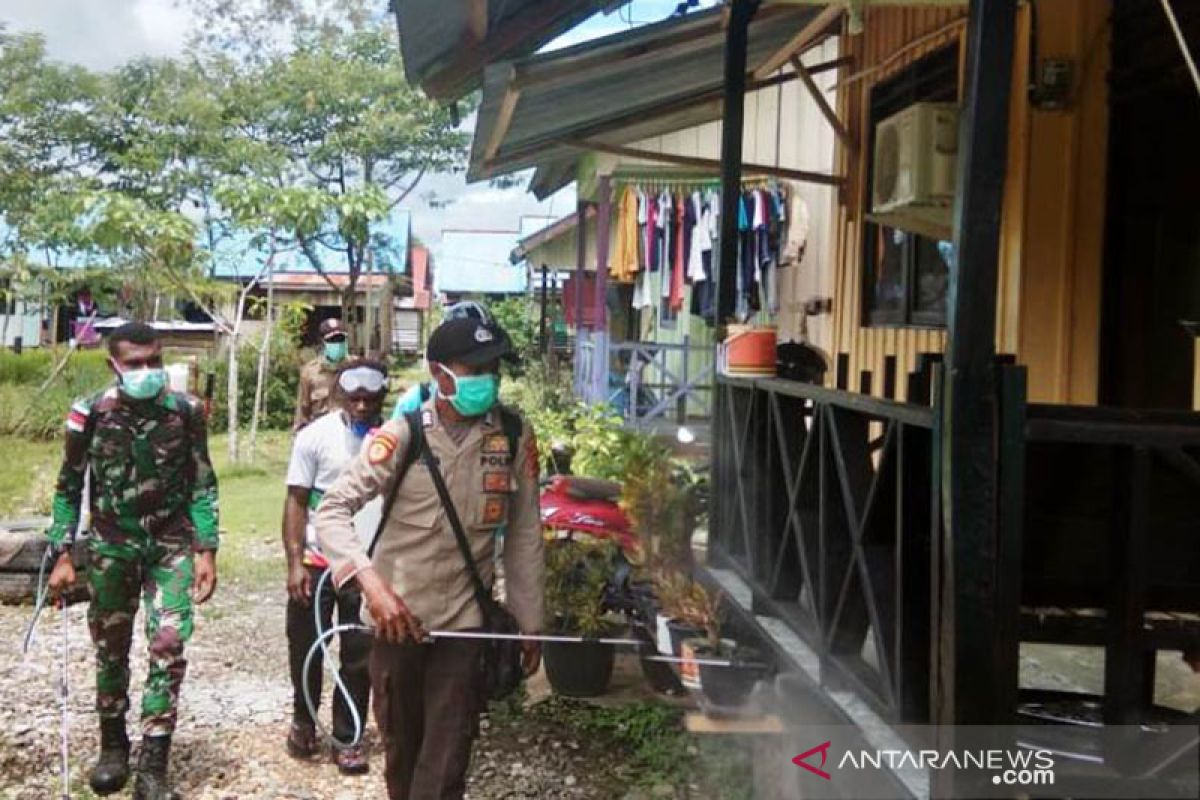 Polres Bangka Barat lakukan penyemprotan disinfektan rumah warga desa