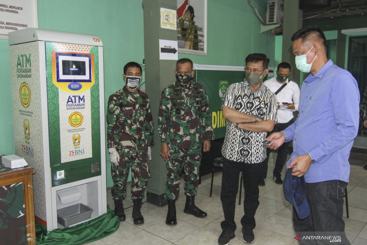 Mentan kunjungi Makodim Depok tinjau bantuan melalui ATM beras berjalan baik