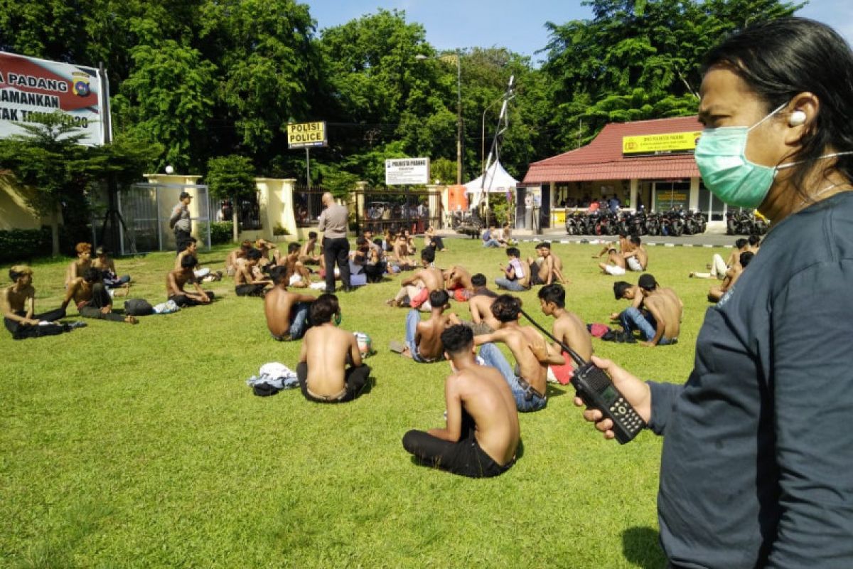 Gelar balap liar saat PSBB di Padang, Polisi serahkan 80 remaja kepada Satpol PP untuk dibina