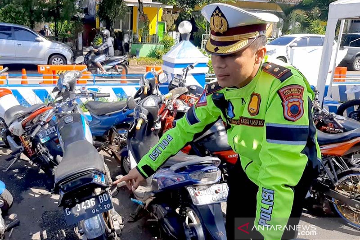 Petugas Satlantas Polresta Banyumas sita belasan motor balap liar