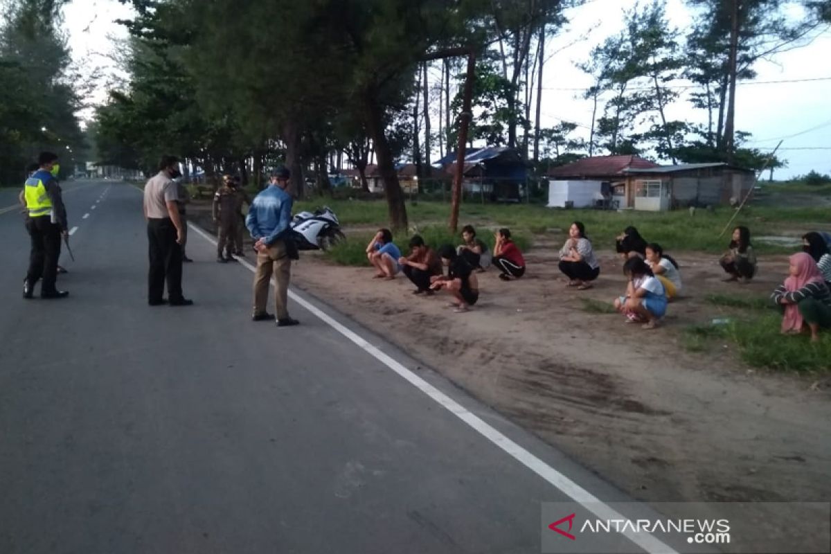 Satpol PP bubarkan kerumunan massa di Pantai Panjang Bengkulu