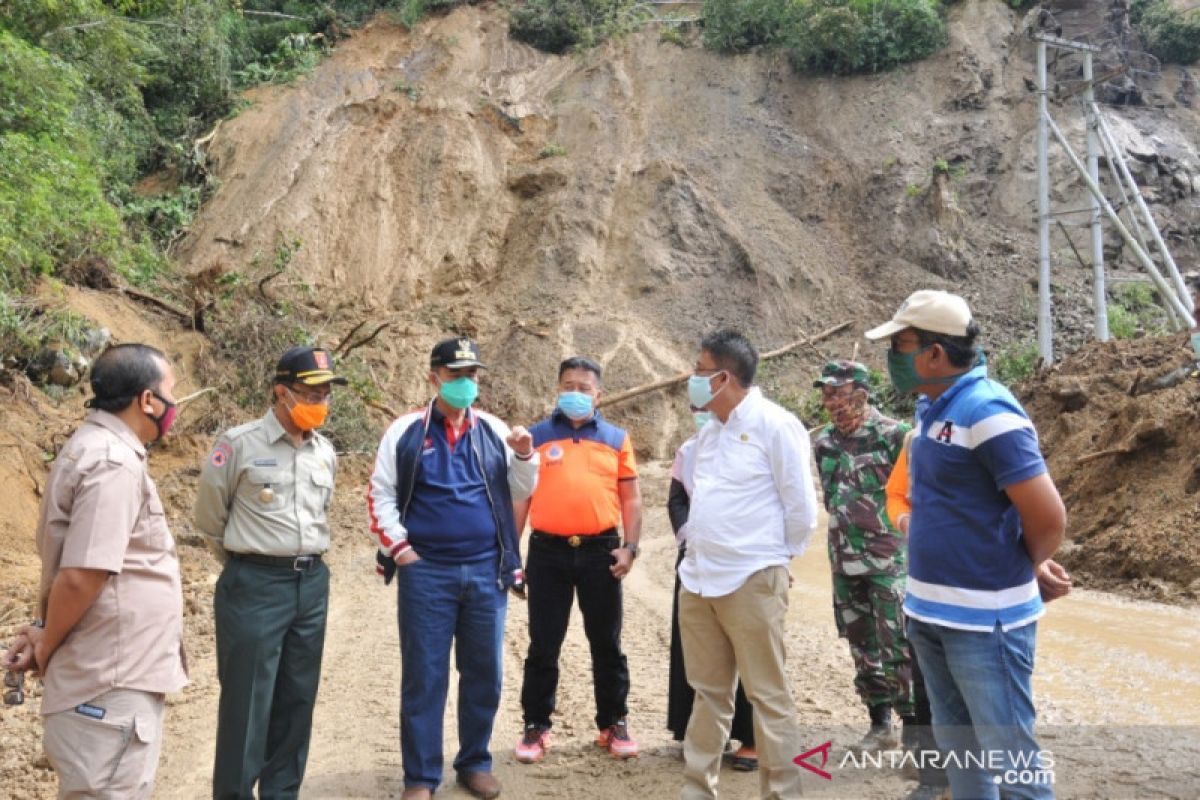 Perbaikan jalan putus akibat longsor Malalak ditargetkan selesai dua pekan