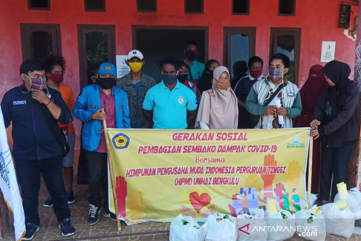 HIPMI Unihaz Bengkulu bagikan sembako untuk mahasiswa asal Papua