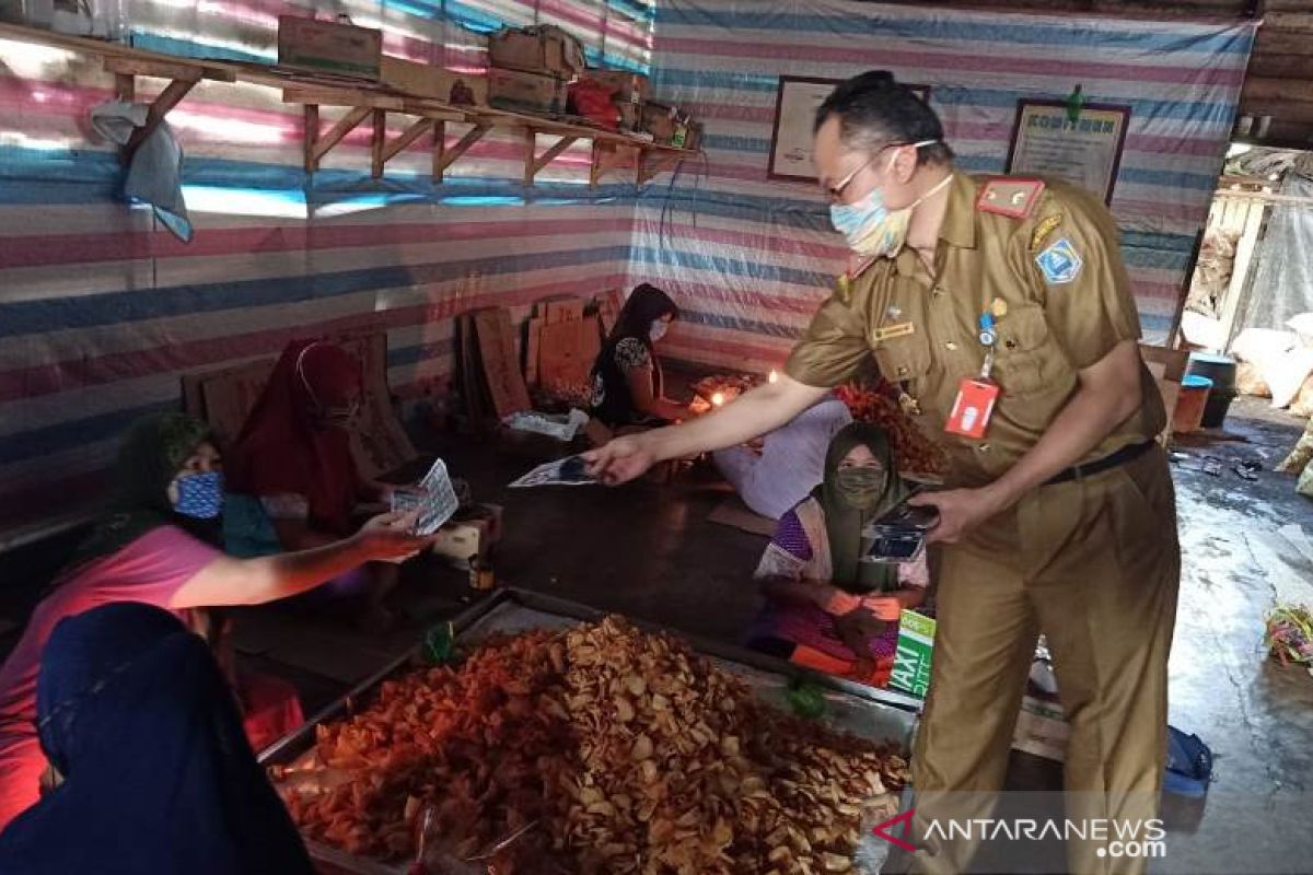 Peduli cegah COVID-19, Kadisnakerkop UKP HSS bagikan masker untuk pekerja