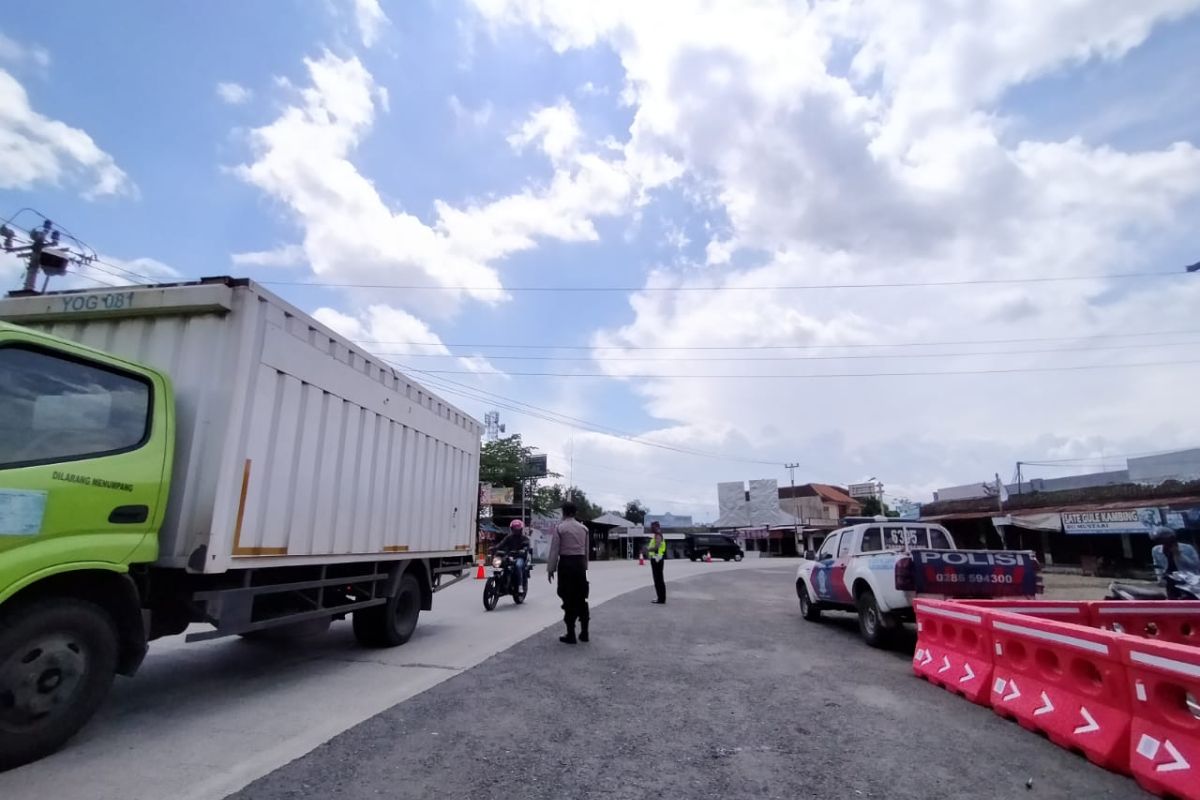Cegah COVID-19,  polisi dirikan pos pengamanan di perbatasan Banjarnegara-Purbalingga