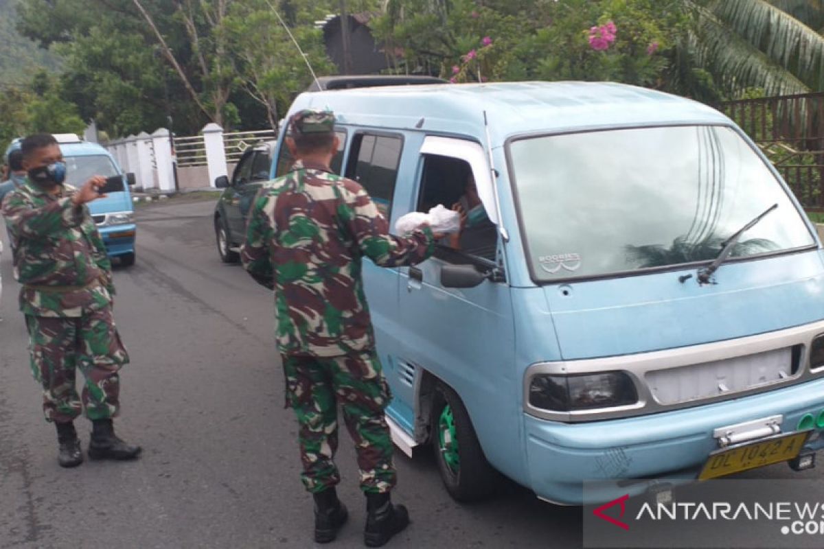 TNI dan Polri di Kepulauan Sangihe membagi masker gratis