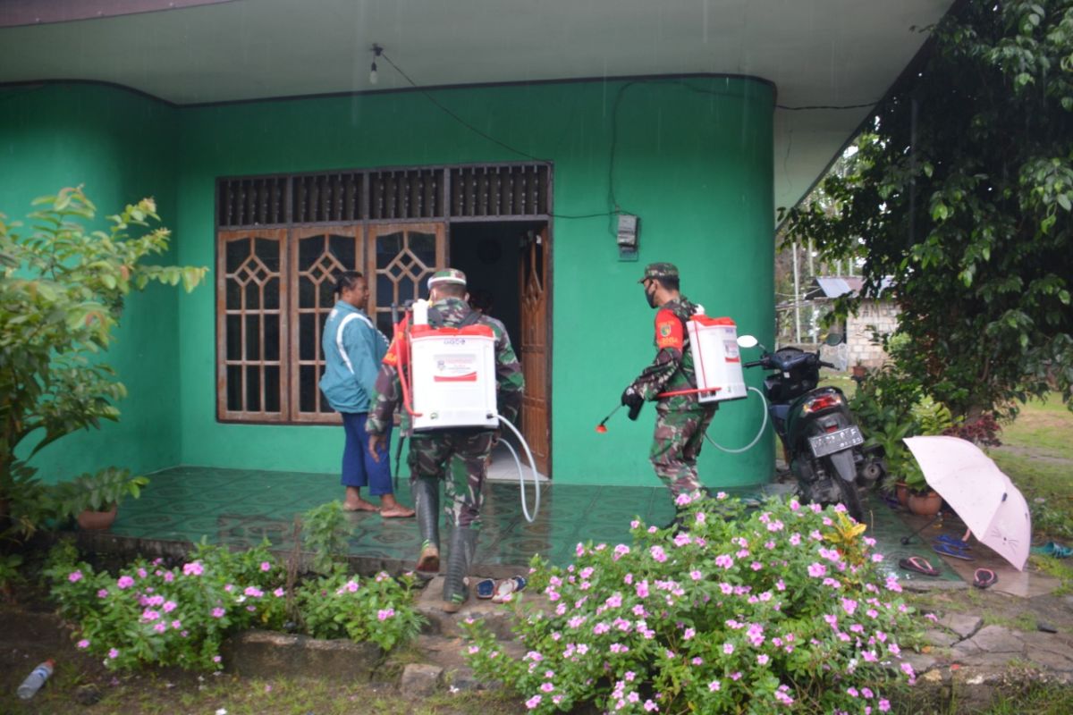 Prajurit Korem 172/PWY  lakukan penyemprotan disinfektan cegah Corona di Kampung Nafri