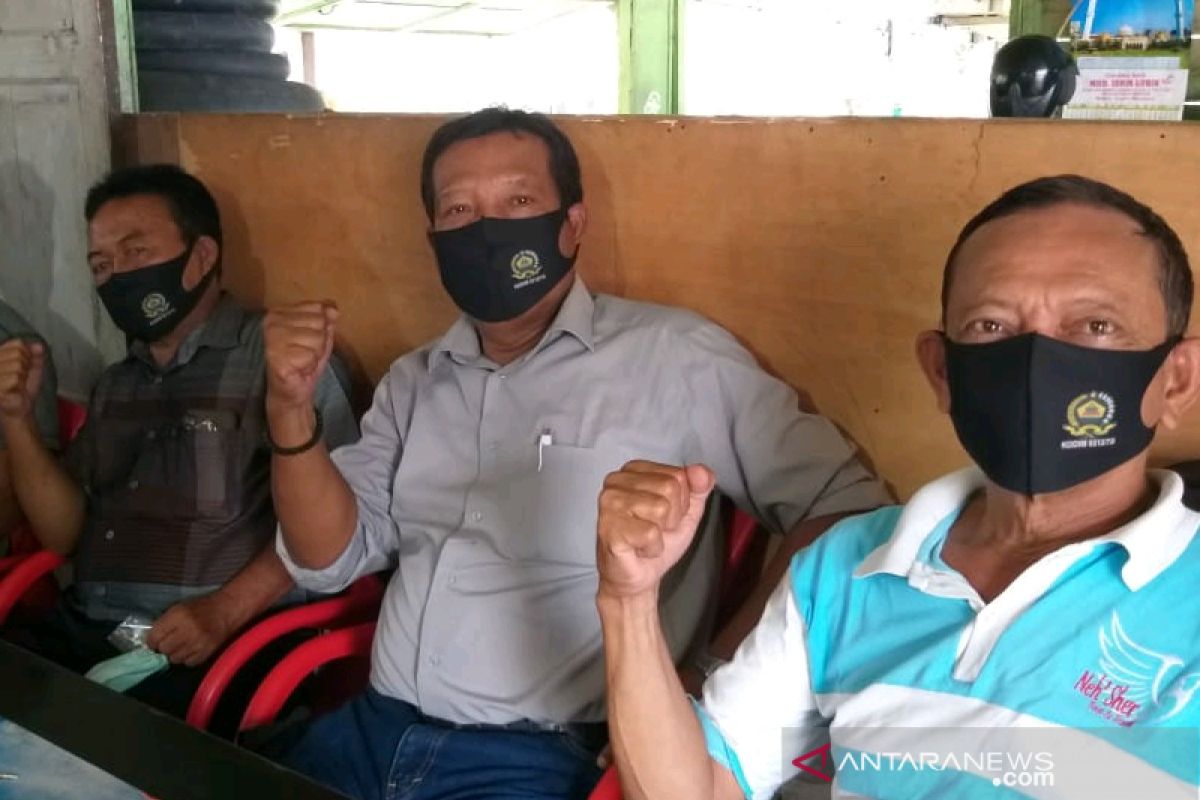 Letkol Akbar bagikan masker kepada pekerja media