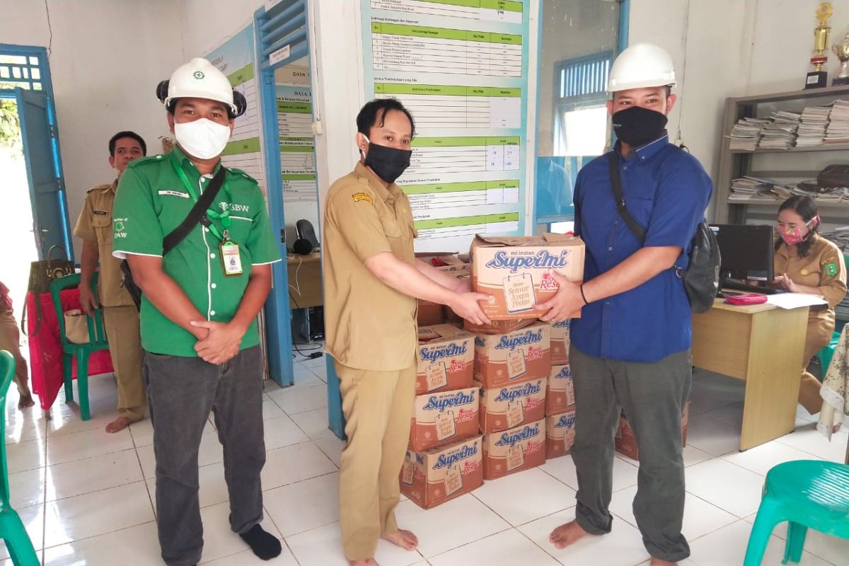 PT SBW bagikan 600 paket sembako di Bengkayang