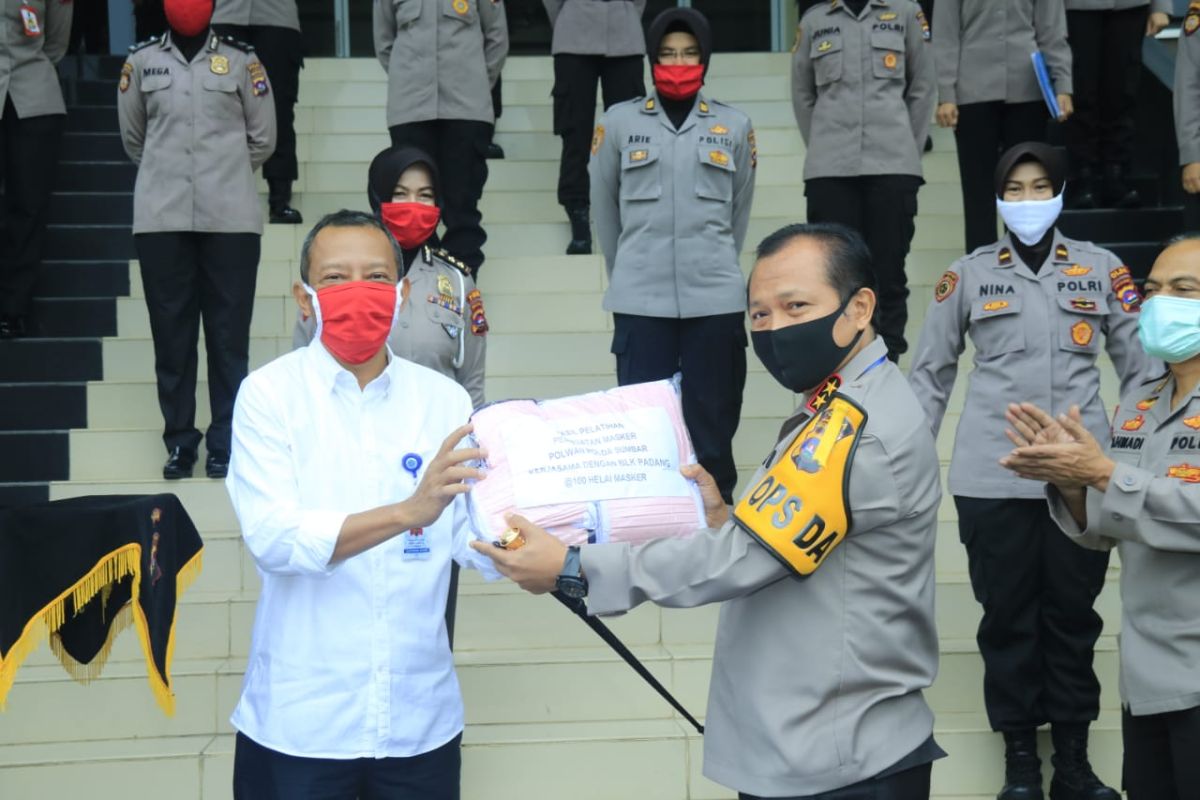 Polda Sumbar latih personel membuat peti mati, polwan menjahit masker hadapi pandemi COVID-19